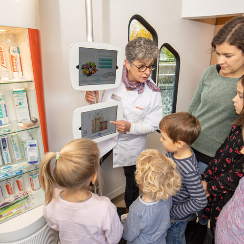  Junge Technikerin schaut in einem medizinischen Labor ins Mikroskop